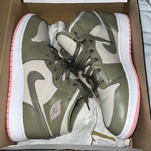 Air Jordan 1’s mid